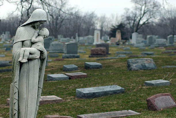 vergine maria con bambino nel cimitero - madonna della salute foto e immagini stock