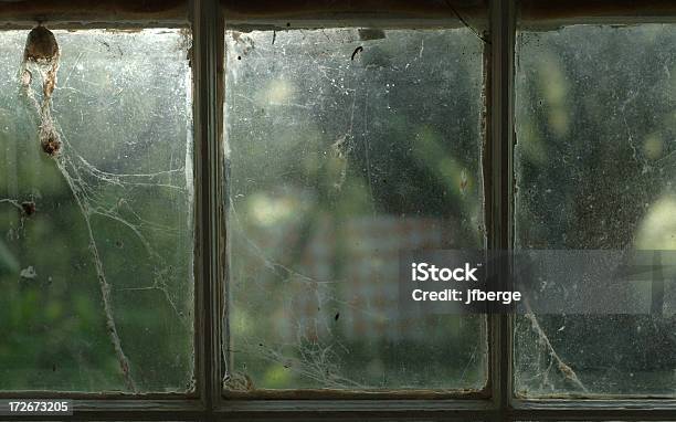 Grungefenster Stockfoto und mehr Bilder von Spinnennetz - Spinnennetz, Fenster, Schmutzig