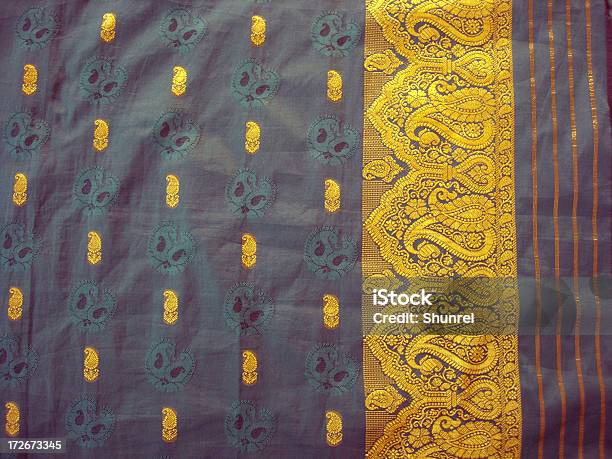 Viola E Verde Sari - Fotografie stock e altre immagini di Sari - Sari, Materiale tessile, Motivo decorativo