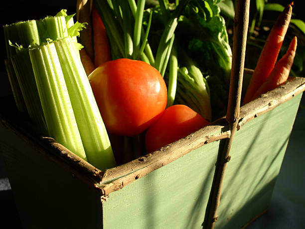 cesto di verdure fresche - jackie stewart foto e immagini stock