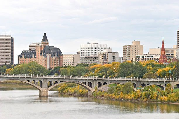 정정당당 시내 스카이라인을 구름다리 호텔 및 콘도 - south saskatchewan river 뉴스 사진 이미지