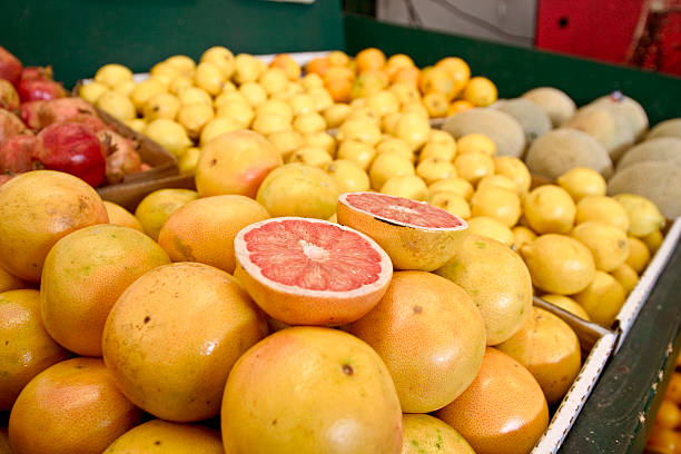 자몽 있는 farmer's market 스톡 사진