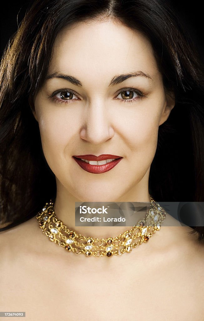 Mujer con collar de oro - Foto de stock de 25-29 años libre de derechos