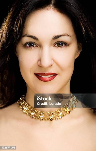 Mujer Con Collar De Oro Foto de stock y más banco de imágenes de 25-29 años - 25-29 años, 30-34 años, Adulto