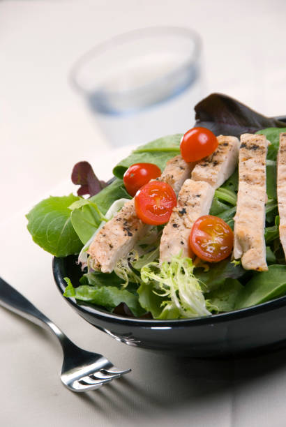 Salade de poulet dans un bol - Photo