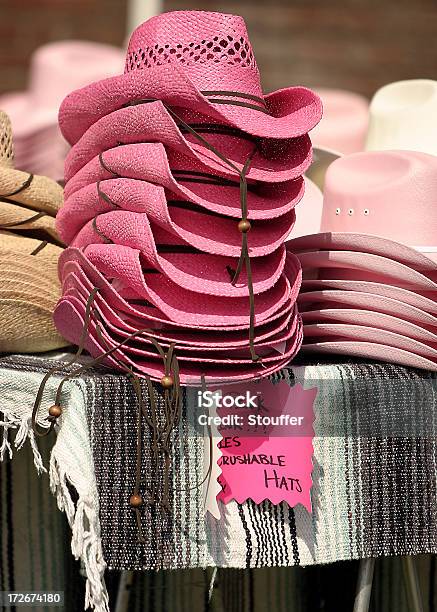 Розовый Шляпы Для Продажи — стоковые фотографии и другие картинки Барахолка - Барахолка, Вертикальный, Веселье