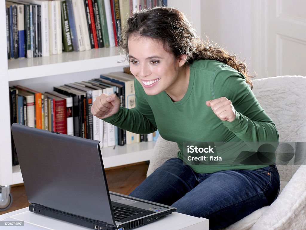 Szczęśliwa dziewczynka siedzi z laptopa - Zbiór zdjęć royalty-free (Badania)