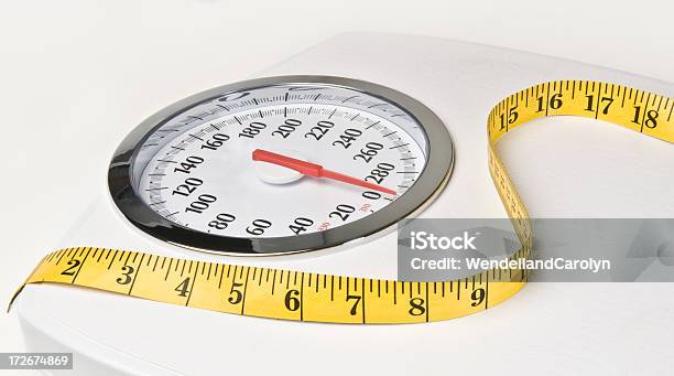 Весы И Метрприспособление Для Измерения Длины — стоковые фотографии и другие картинки Напольные весы - Напольные весы, Без людей, В помещении