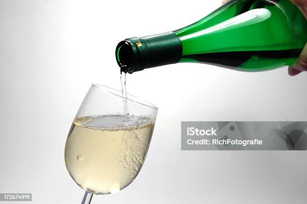 Photo libre de droit de Vous Servir Du Vin Blanc banque d'images et plus d'images libres de droit de Alcool - Alcool, Assistance, Avoir le souffle coupé