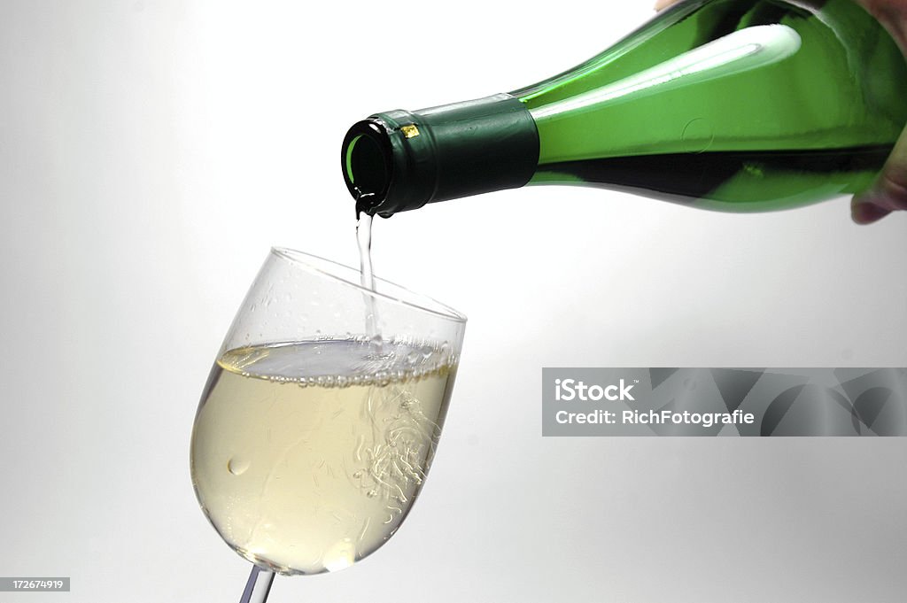 Servire un po'di vino bianco - Foto stock royalty-free di Alchol