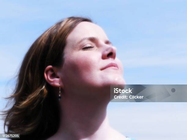 Céu Azul E Sol Suave - Fotografias de stock e mais imagens de Fechado - Fechado, Olho, Perfil - Vista Lateral