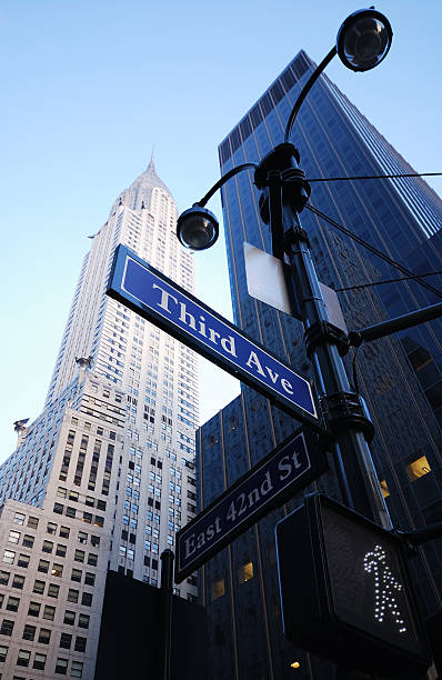 chrysler building e as placas de rua - big apple - fotografias e filmes do acervo