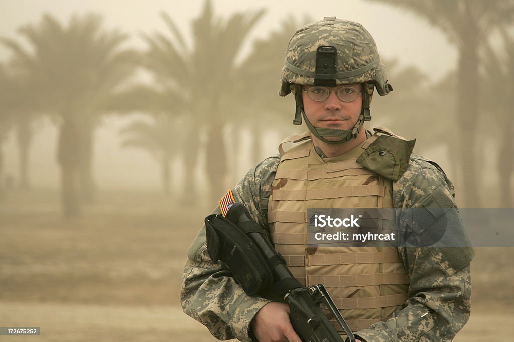 Soldado Na Tempestade de areia com corpo de blindagem - Foto de stock de Bagdá royalty-free
