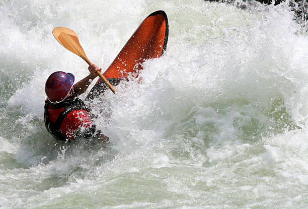 волна комбинезон - white water atlanta kayak rapid kayaking стоковые фото и изображения