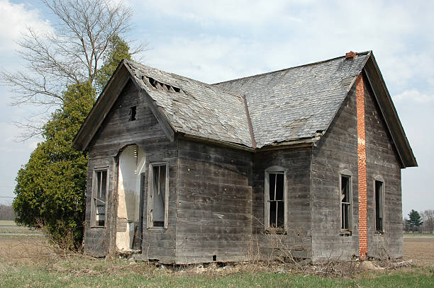 istock Unpainted Rundown Farmhouse 172675398