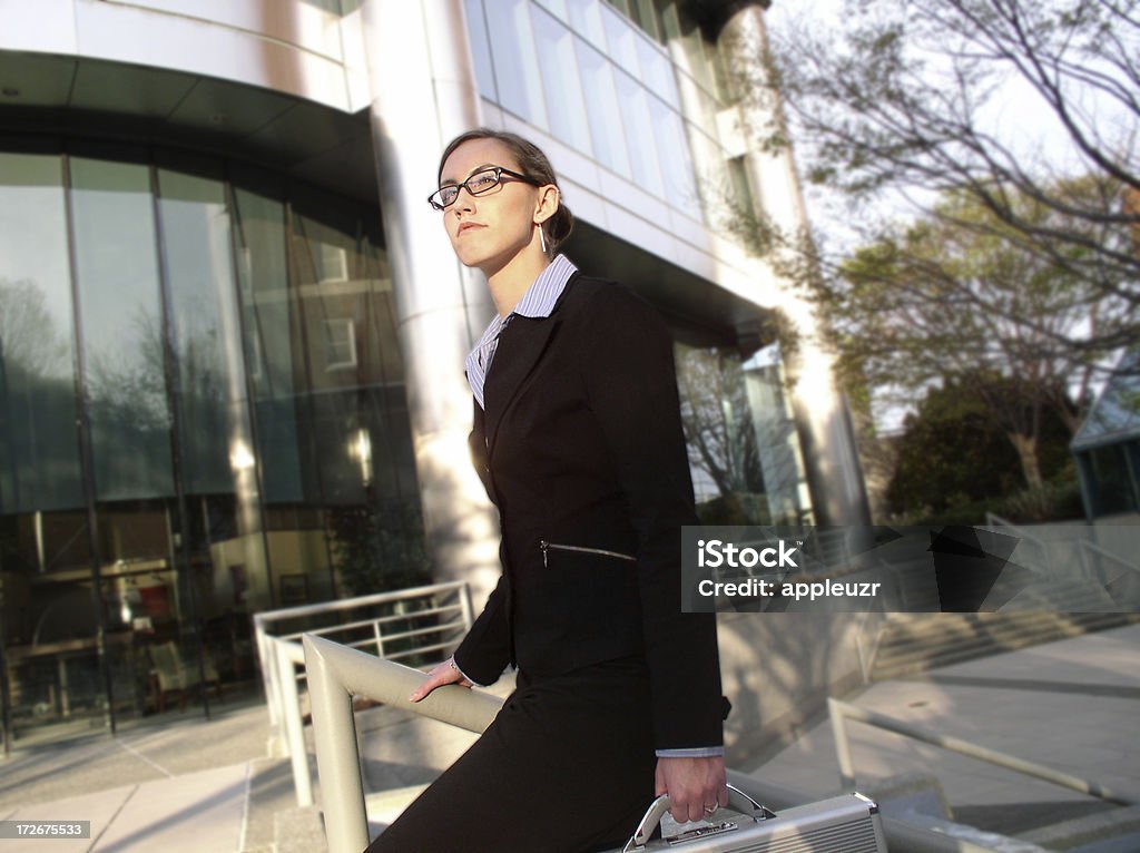 Femme d'affaires et de bâtiments - Photo de Adulte libre de droits