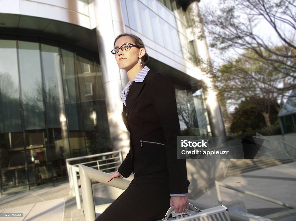 Бизнес женщина и здание - Стоковые фото Бизнес роялти-фри