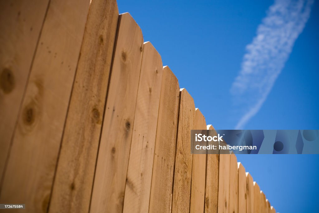 Holz-Zaun und blauer Himmel - Lizenzfrei Gartenzaun Stock-Foto