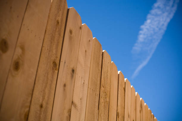 recinzione in legno e blu cielo - cirrostratus foto e immagini stock