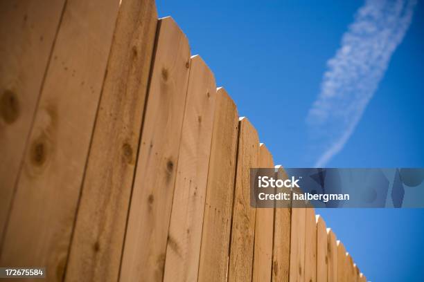 Drewniany Płot I Blue Sky - zdjęcia stockowe i więcej obrazów Płot ze sztachet - Płot ze sztachet, Drewno - Tworzywo, Niebieski