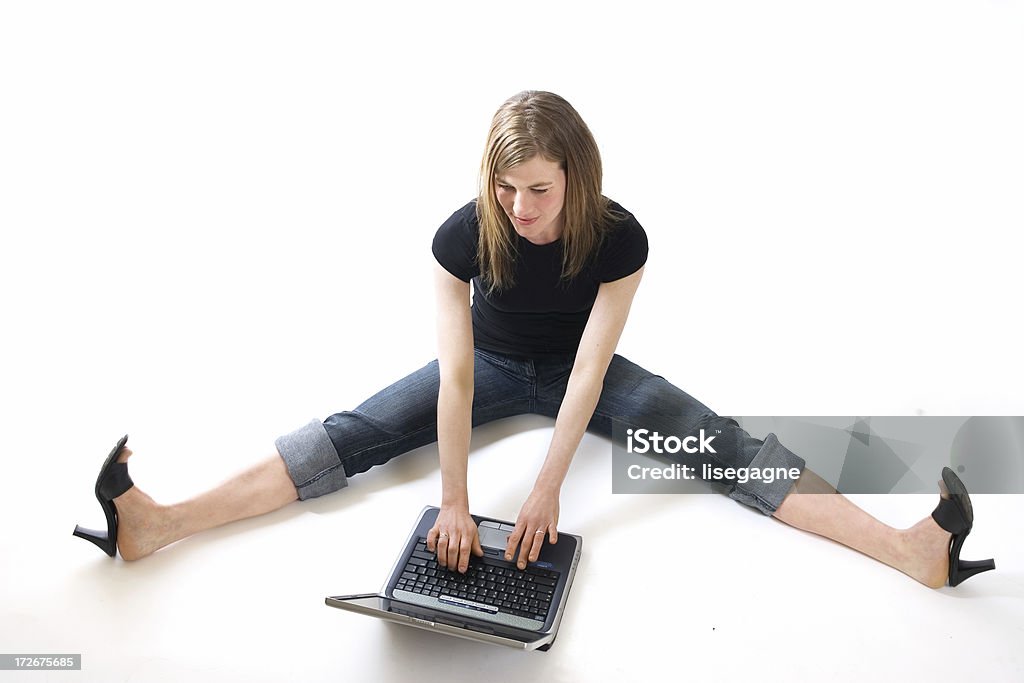 Casual fille sur un ordinateur portable - Photo de Adulte libre de droits
