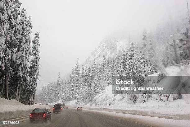 Guida Nella Neve Su Una Montagna Di Washington - Fotografie stock e altre immagini di Guidare - Guidare, Neve, Passo montano