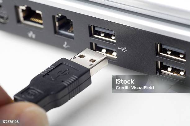 Podłączanie Urządzenia Usb - zdjęcia stockowe i więcej obrazów Kabel USB - Kabel USB, Laptop, Biznes