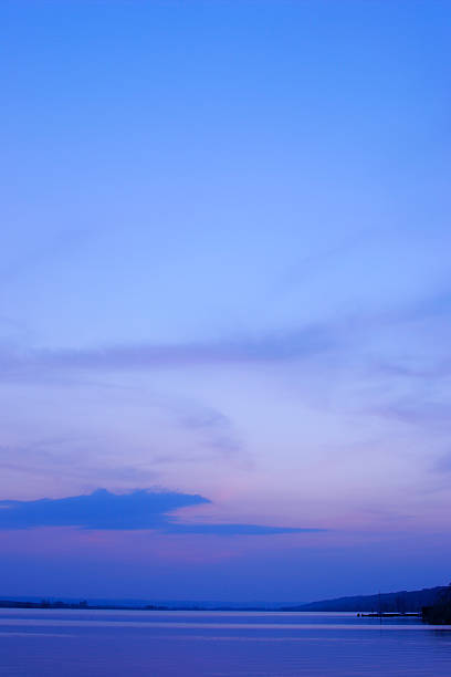 cielo notturno sul lago - sundow foto e immagini stock
