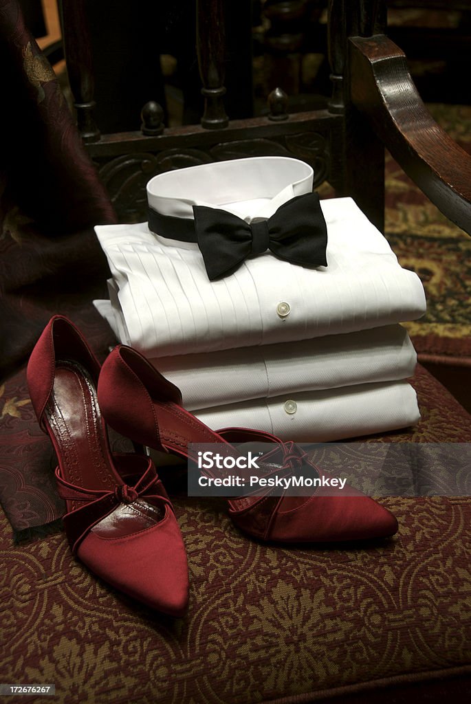 Lune di miele e anniversari smoking cravatta nera e rosso Tacchi alti - Foto stock royalty-free di Papillon - Accessorio da portare al collo