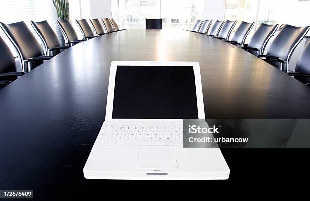 Зал Заседаний Ноутбука — стоковые фотографии и другие картинки Без людей - Без людей, Белый, Беспроводная технология