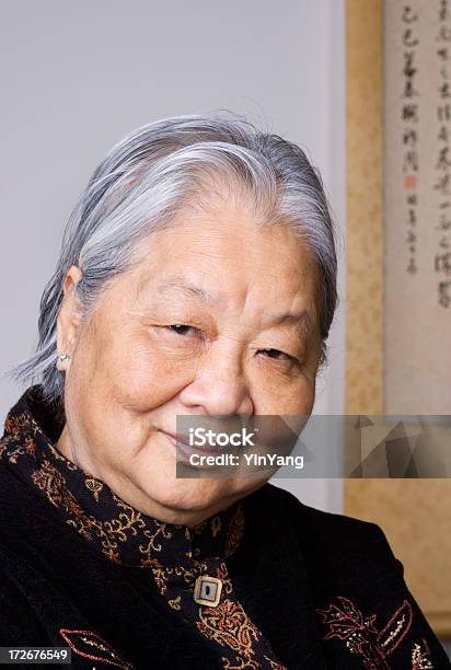 Foto de Mais Chinês Mulher Asiática Idosa Com Charme Em Reforma Digna e mais fotos de stock de 70 anos
