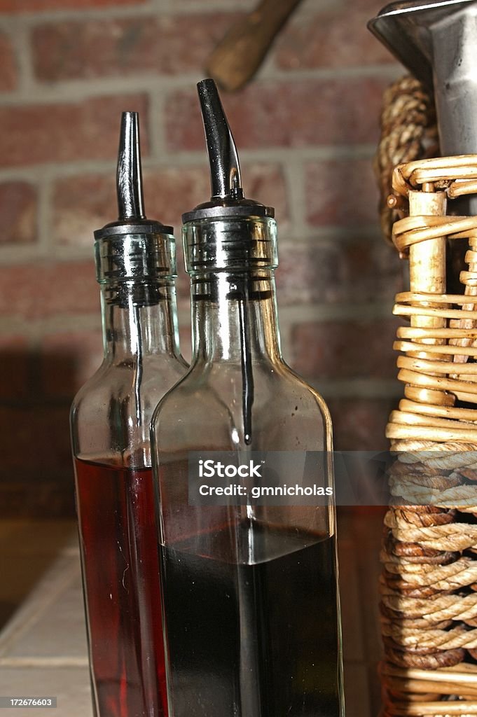 Frascos de aceite y vinagre - Foto de stock de Aceite para cocinar libre de derechos