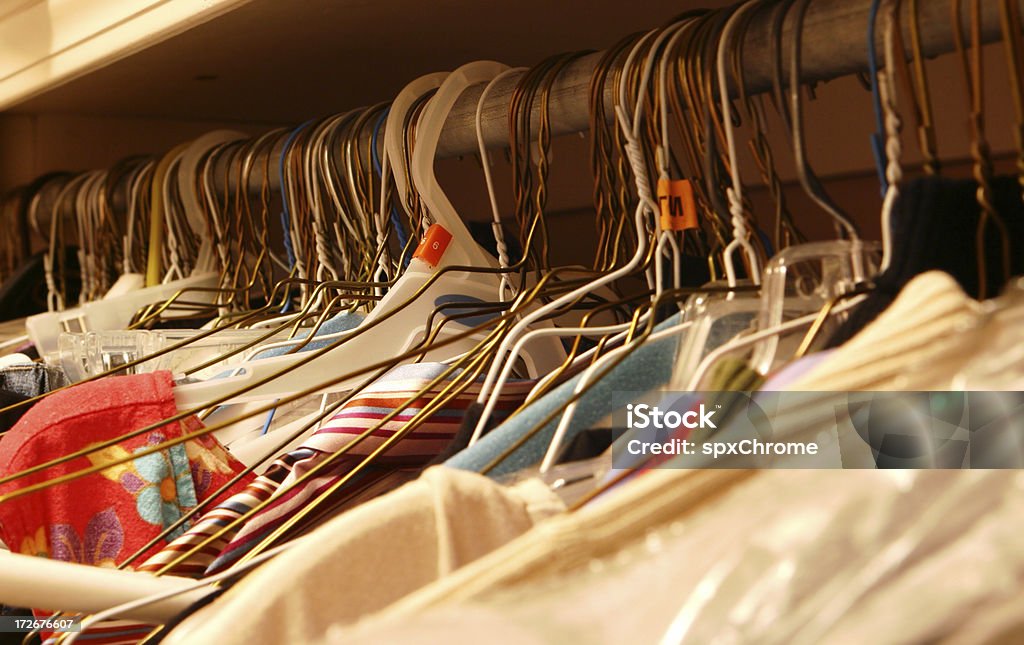 Armario lleno de ropa - Foto de stock de Boutique libre de derechos