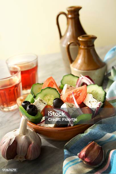 Insalata Immagini Insalata Greca - Fotografie stock e altre immagini di Aglio - Alliacee - Aglio - Alliacee, Alimentazione sana, Cetriolo