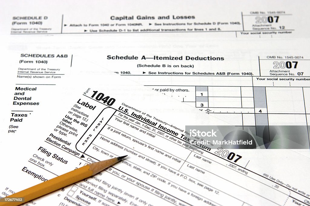 US-amerikanisches Steuerformular 1040 & Vermögensgewinnen und Verluste - Lizenzfrei Akte Stock-Foto
