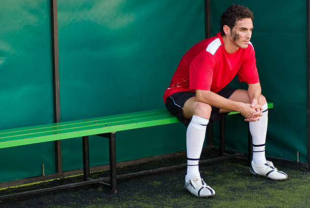 oczekiwanie - soccer bench soccer player sport zdjęcia i obrazy z banku zdjęć