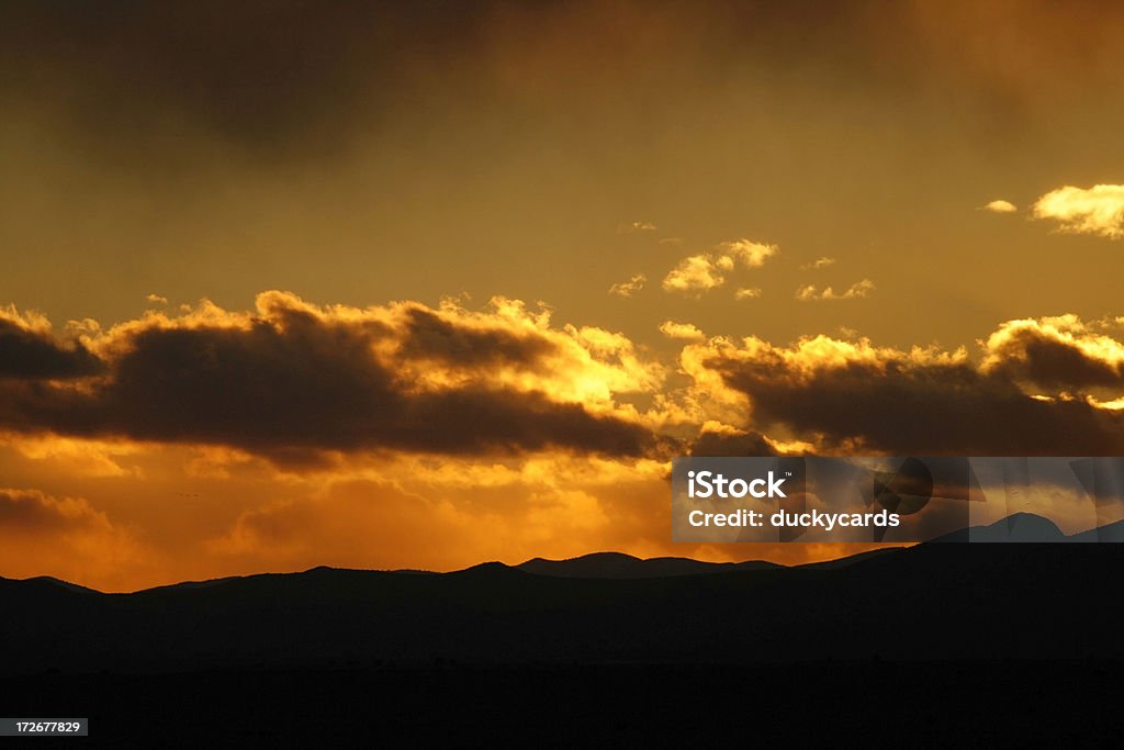 Colorido pôr do sol sobre as montanhas - Foto de stock de Amarelo royalty-free