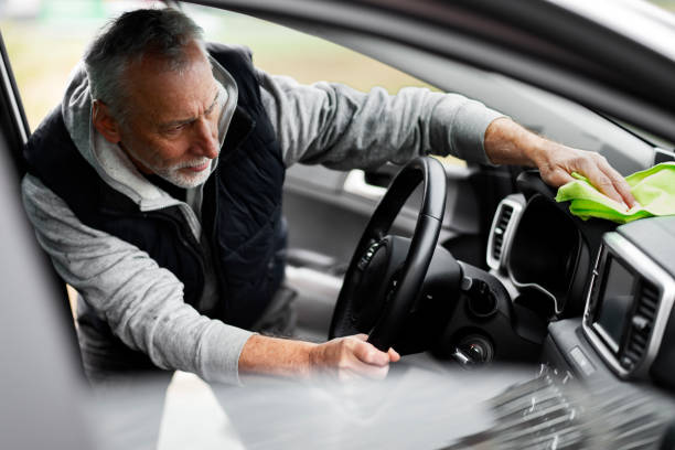 anciano de 60-70 años que lava autos en lavado de autos de autoservicio, puliendo el interior con microfibra - senior adult 60 65 years people occupation fotografías e imágenes de stock