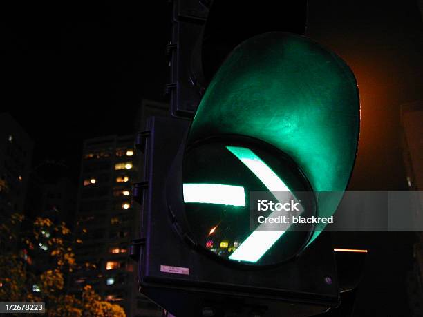 Svolta A Destra - Fotografie stock e altre immagini di Semaforo - Semaforo, Colore verde, Segnale di curva pericolosa