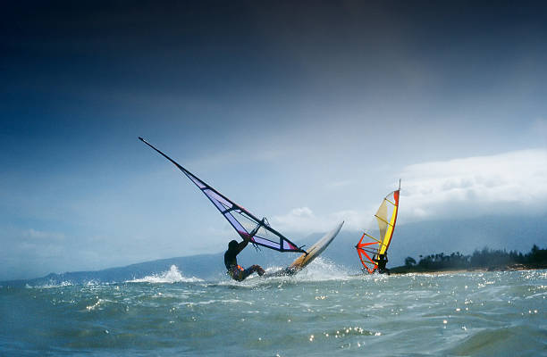 Surfistas - foto de acervo