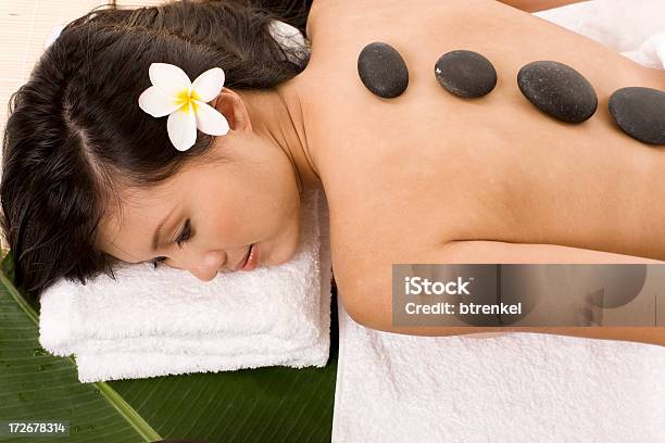 Foto de Massagem Com Pedras Quentes e mais fotos de stock de 20-24 Anos - 20-24 Anos, Adulto, Basalto