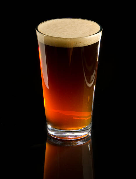 vidro de âmbar de cerveja - amber beer imagens e fotografias de stock