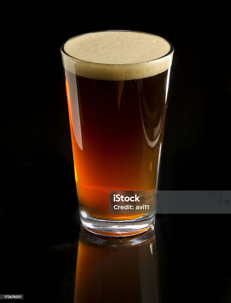 Стакан пива Amber - Стоковые фото Чёрный фон роялти-фри