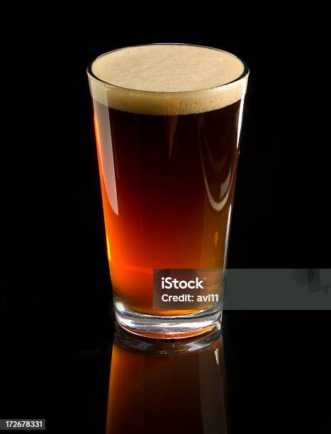 Стакан Пива Amber — стоковые фотографии и другие картинки Чёрный фон - Чёрный фон, Пивной стакан, Пиво