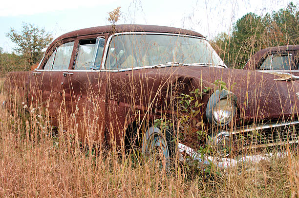 clássico carro enferrujado - vehicle door vintage car collectors car sedan - fotografias e filmes do acervo