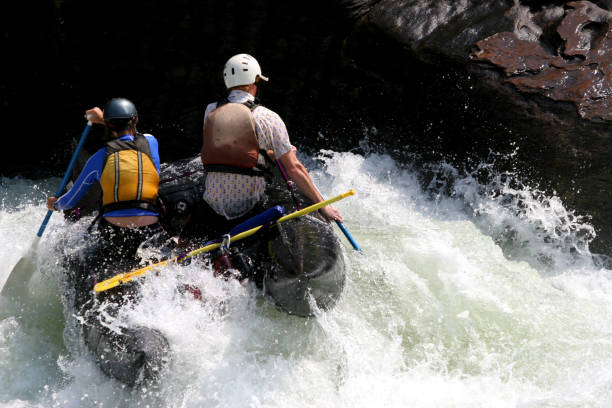 whitewater desafío - rafting rapid white water atlanta whitewater boating fotografías e imágenes de stock