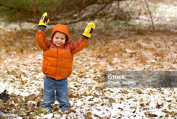 Kleinkinder Spielen Erste Schnee Des Jahres Stockfoto und mehr Bilder von Aufregung - Aufregung, Kleinstkind, Schnee