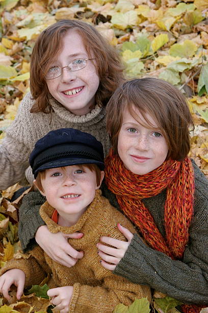 hermoso autmn hijos en hojas - parker brothers fotografías e imágenes de stock