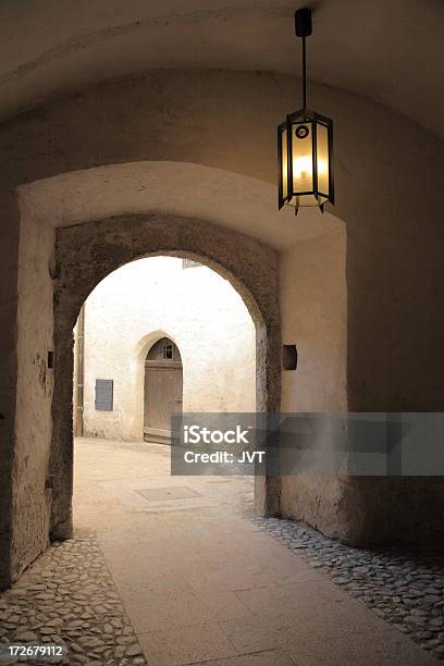 Foto de Passagem Com Luz e mais fotos de stock de Arcada - Arcada, Arco - Característica arquitetônica, Arquitetura