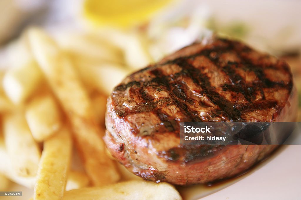 Chargrilled stek z frytkami - Zbiór zdjęć royalty-free (Barbecue)